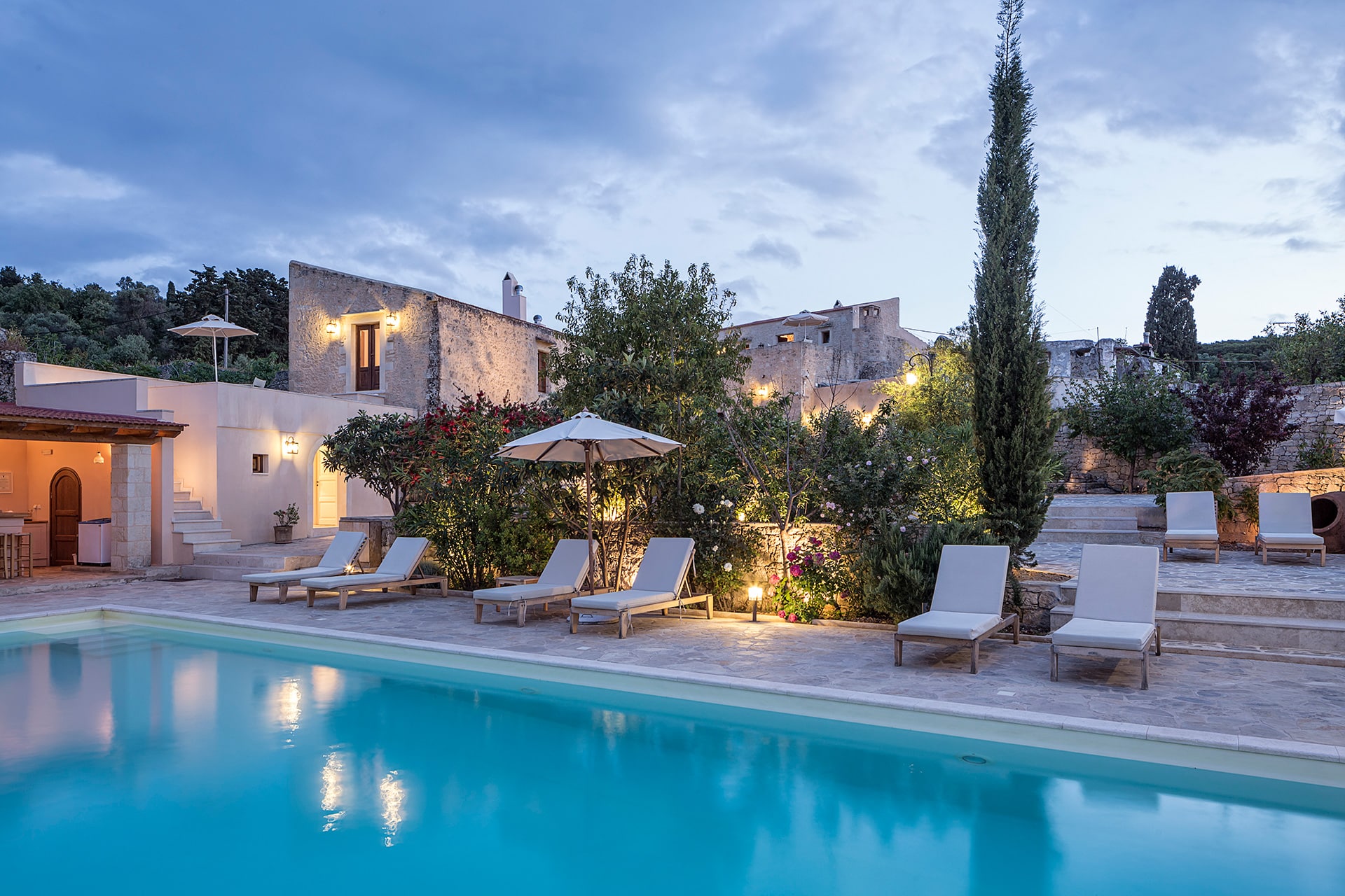 Kapsaliana Village Hotel — pool i aftenlyset