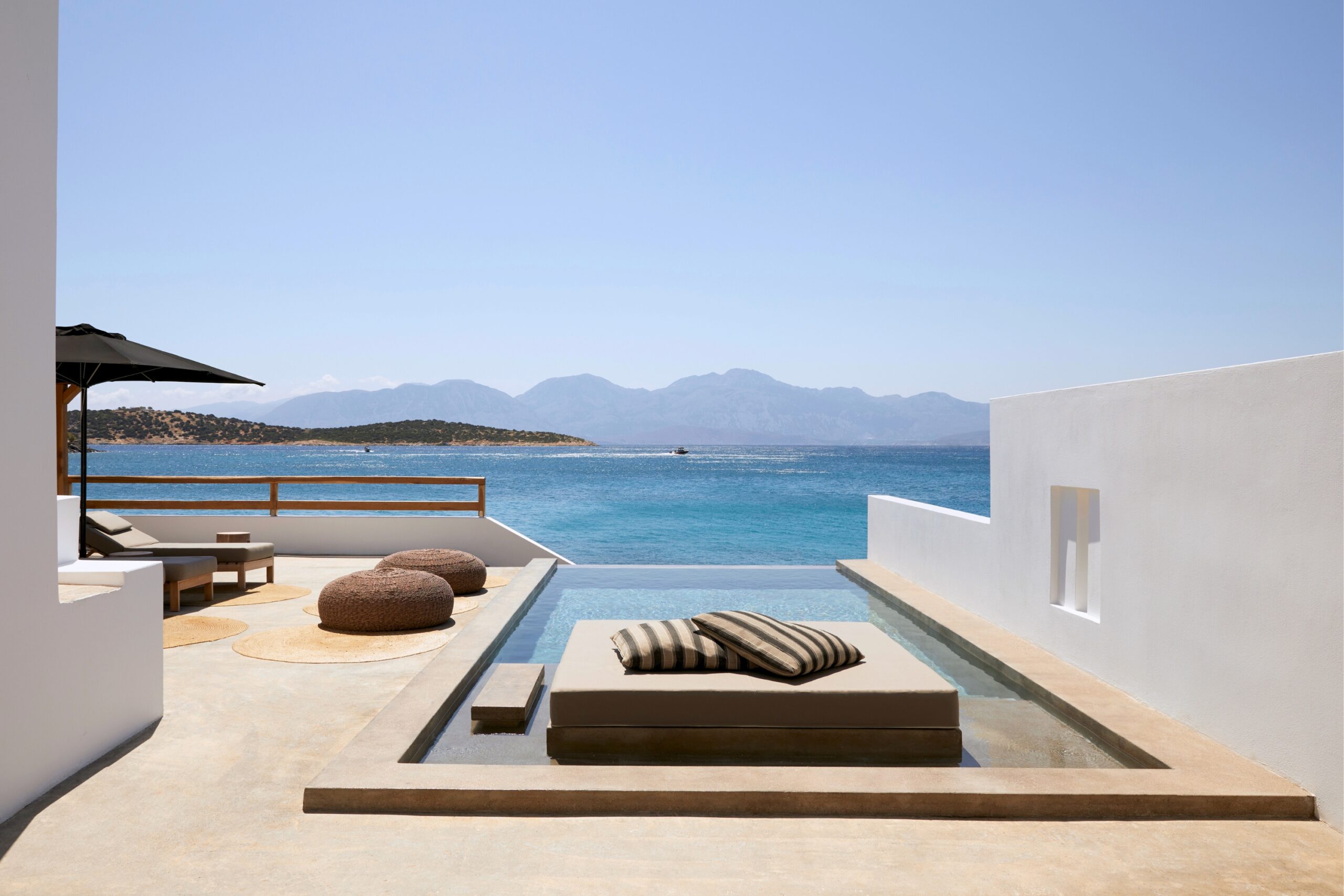 Minos Beach Art Hotel — waterfront villa med privat pool